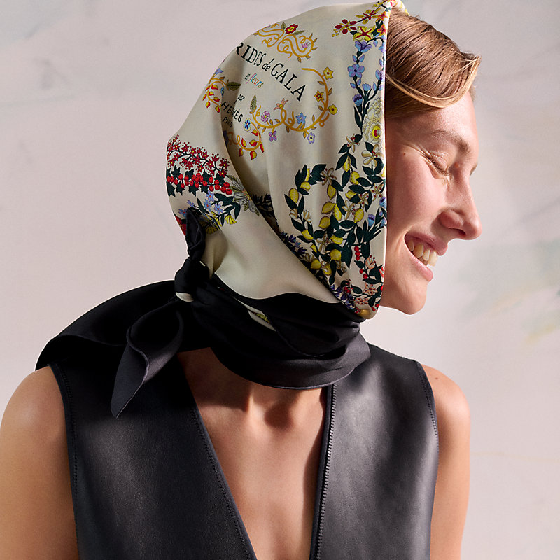 Lenço 90 Brides de Gala en Fleurs - Preto | Hermès Brasil